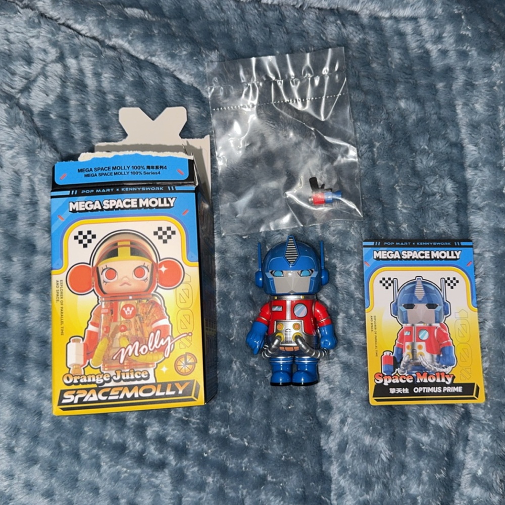 Space Molly Series 4 100% Optimus Prime
Transformer POP MART